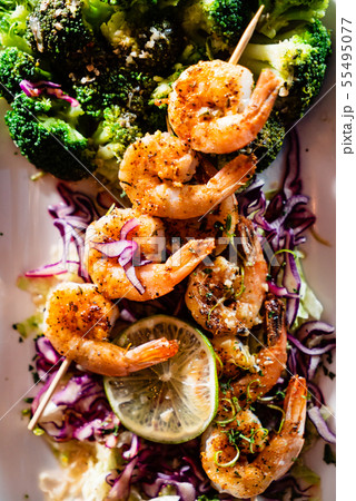 grilled shrimps with vegetables 55495077