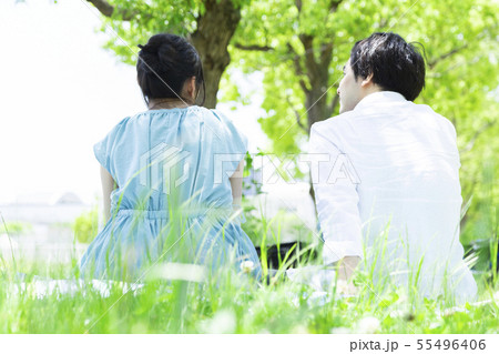 公園で談笑するカップル 公園で談笑するカップル 55496406