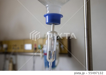 入院中の病室で点滴をする 55497132