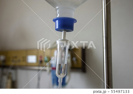 入院中の病室で点滴をする 55497133