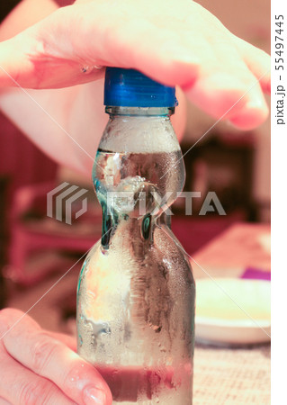 ラムネを飲む準備 55497445