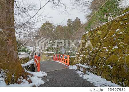 京都 三千院 未明橋(茅穂橋)の雪景色 京都 三千院 未明橋(茅穂橋)の雪景色 55497982