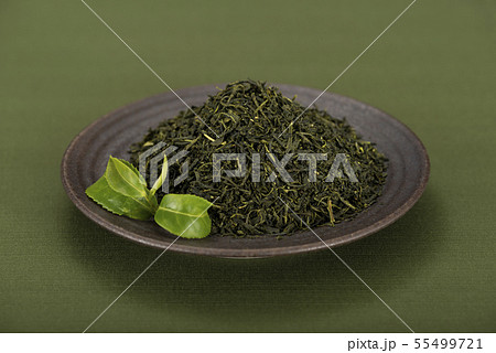 乾燥した茶葉とお茶の葉 乾燥した茶葉とお茶の葉 55499721
