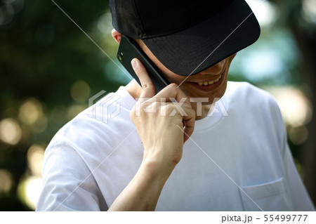 通話する男性 通話する男性 55499777