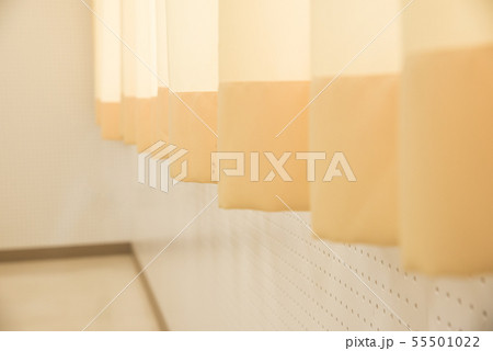 黄色いカーテンと有孔ボード 55501022