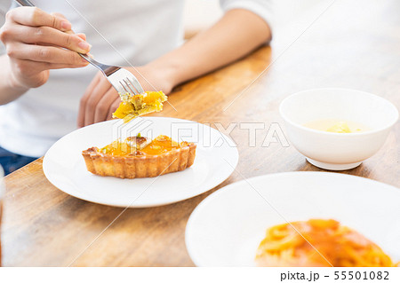 食事をする親子　手元 55501082