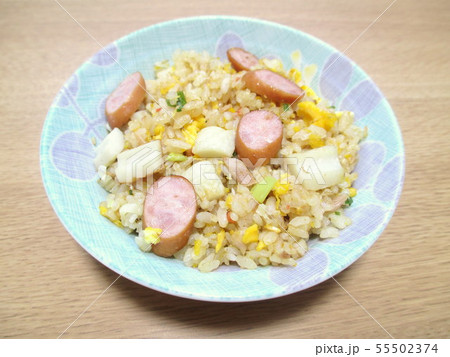 ちくわとウインナー入りの家庭のチャーハン ちくわとウインナー入りの家庭のチャーハン 55502374
