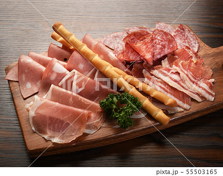 欧州産 生ハムとサラミ類4種盛り合わせ 55503165