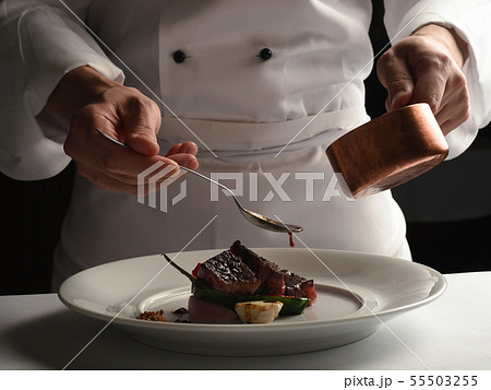 フランス料理 仕上げ 調理イメージ フランス料理 仕上げ 調理イメージ 55503255