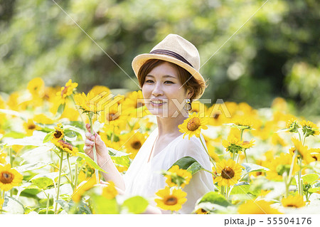 30代女性　ひまわり畑 55504176