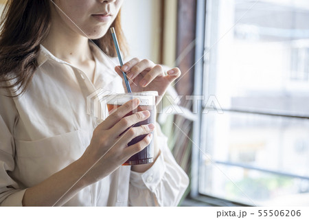 マイストローを使う女性の手元 マイストローを使う女性の手元 55506206