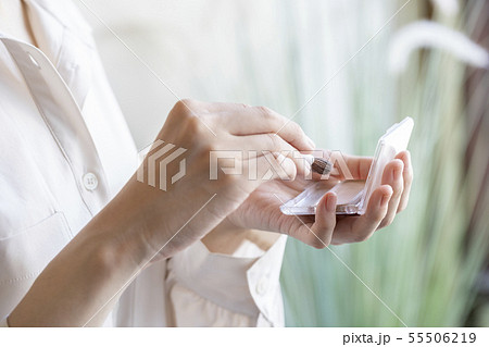 ファンデーションを持つ女性の手 55506219