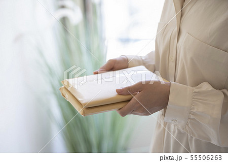 郵便物を持つ女性の手元 郵便物を持つ女性の手元 55506263