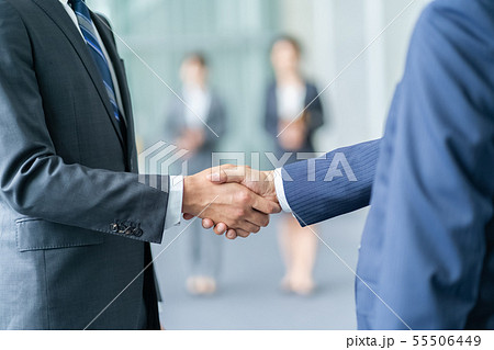 握手をするビジネスマン 商談成立 ビジネスイメージの写真素材