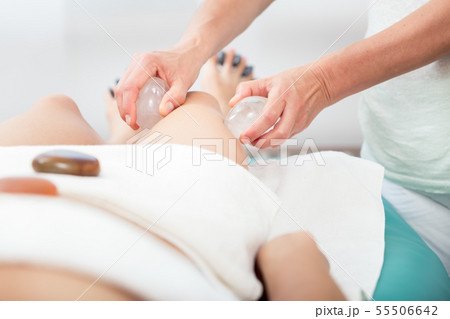 Woman receiving thigh massage 55506642