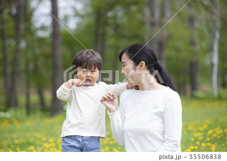 歯磨きをする親子 歯磨きをする親子 55506838