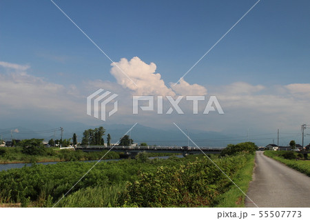 上市川河口の魚躬橋からみた伊遠乃見橋と空と雲 上市川河口の魚躬橋からみた伊遠乃見橋と空と雲 55507773