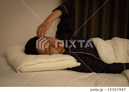 眠れない日本人男性 不眠症 睡眠不足 眠れない日本人男性 不眠症 睡眠不足 55507997