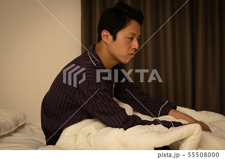 眠れない日本人男性　不眠症　睡眠不足 55508000