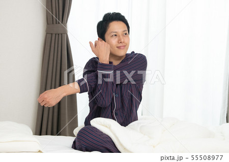 起床　ストレッチ　日本人男性　朝　笑顔 55508977