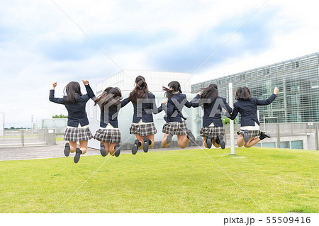 女子高生 ジャンプの写真素材