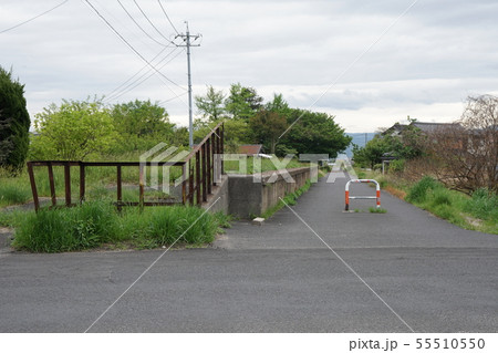 1958年に開場し、その後廃線となった駅のホームと線路跡 1958年に開場し、その後廃線となった駅のホームと線路跡 55510550