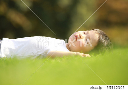 眠る男の子 55512305