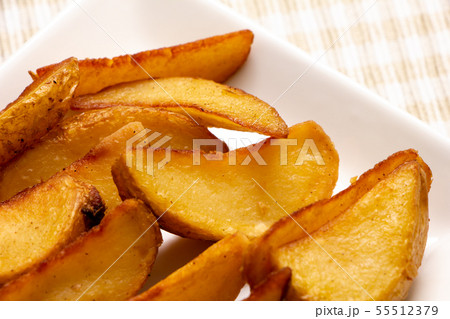 フライドポテト(皮付き・ナチュラルカット)。 フライドポテト(皮付き・ナチュラルカット)。 55512379
