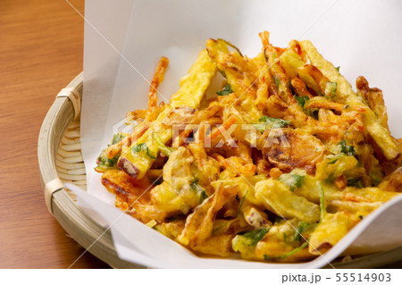 かき揚げ(天ぷら敷き紙上に置かれた野菜かき揚げ)。 55514903