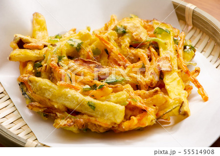 かき揚げ(天ぷら敷き紙上に置かれた野菜かき揚げ)。 55514908