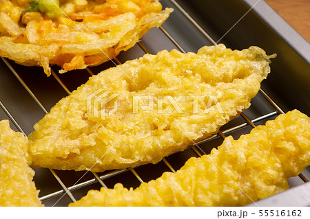 揚げバットにのせられた天ぷら。 55516162