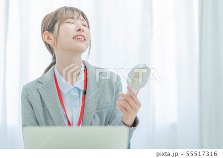 若い女性 ミニ扇風機 屋内 若い女性 ミニ扇風機 屋内 55517316