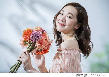 ビューティーイメージ・花束を持つ女性 ビューティーイメージ・花束を持つ女性 55517890