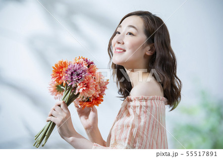 ビューティーイメージ・花束を持つ女性 ビューティーイメージ・花束を持つ女性 55517891