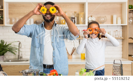 Adorable black girl wearing pepper glasses with her father 55519252