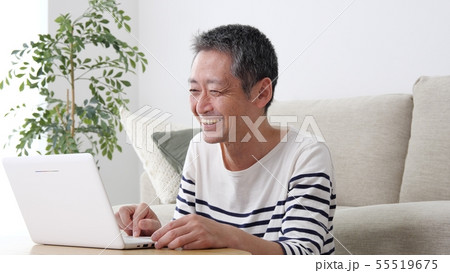 男性　50代　60代　パソコン 55519675