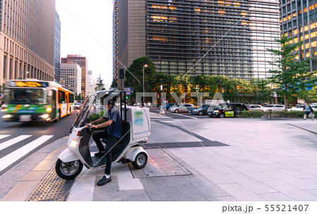 日本の東京都市景観 「大手町」交差点のバイク(奥は三井住友銀行本店ビルディング) 日本の東京都市景観 「大手町」交差点のバイク(奥は三井住友銀行本店ビルディング) 55521407