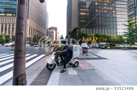 日本の東京都市景観 「大手町」交差点のバイクなど（奥は三井住友銀行本店ビルディング） 55521408