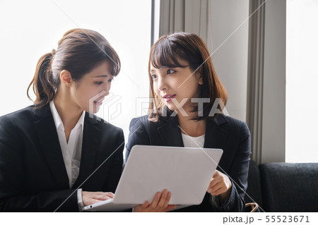 オフィス　女性　パソコン　ミーティング 55523671