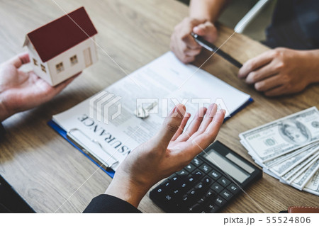 Estate agent broker reach contract form to client 55524806