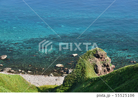 快晴の北海道積丹町神威岬で積丹ブルーの海と海岸の夏の風景を撮影 55525106