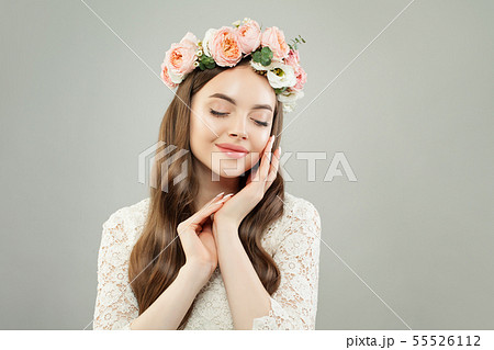 Cute woman with clear skin, long shiny hair 55526112
