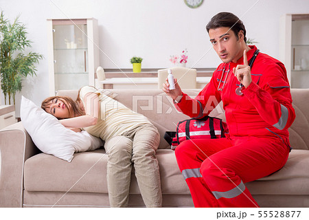 Young male paramedic visiting young woman 55528877