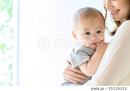 子供を抱く女性 55529153