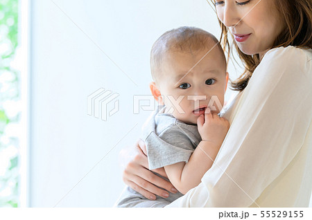 子供を抱く女性 55529155