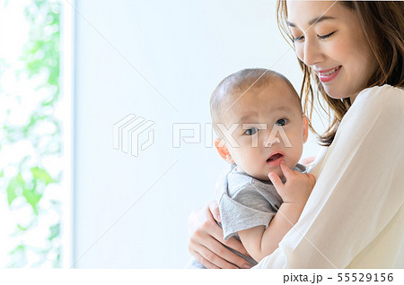 子供を抱く女性 55529156