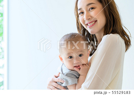 子供を抱く女性の写真素材