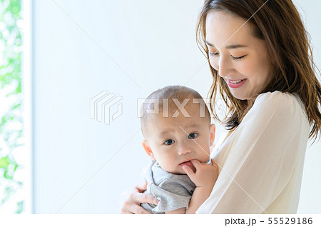 子供を抱く女性 55529186