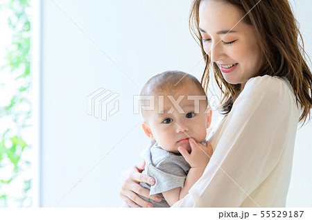 子供を抱く女性 55529187