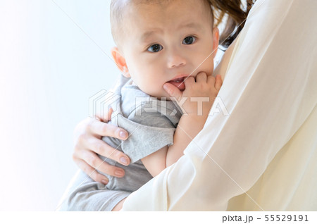 子供を抱く女性 子供を抱く女性 55529191